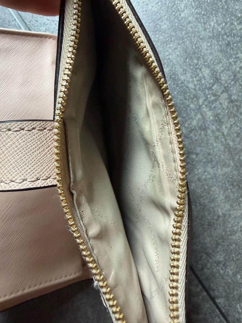 Michael Kors Pebbled Wrislet - Picture 5 of 6